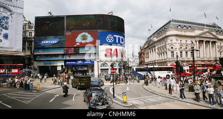 Londra - 2 agosto: Vista di Piccadilly Circus, bivio, famosa attrazione turistica, collegamenti per il West End, Regent Street. Foto Stock