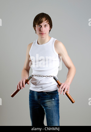 Arte Marziale. Uomo con nunchucks Foto Stock