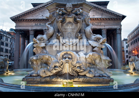 Roma - La fontana di Piazza della Rotonda e Pantheon di mattina Foto Stock