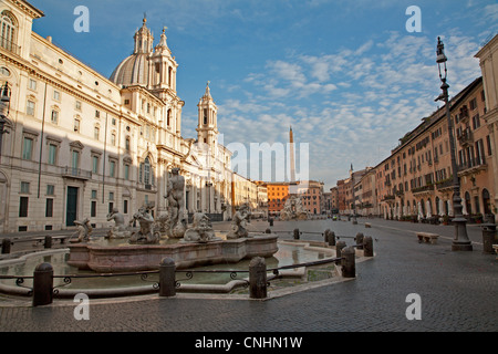 Roma - Piazza Navona in mattina e la Fontana del Moro da Gian Lorenzo Bernini, 1653-1654 e di Santa Agnese in Agone chiesa Foto Stock