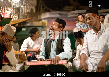 Qawwali i musicisti si esibiscono durante il festival annuale di Auliya(saint) Nizamuddin a Delhi Foto Stock