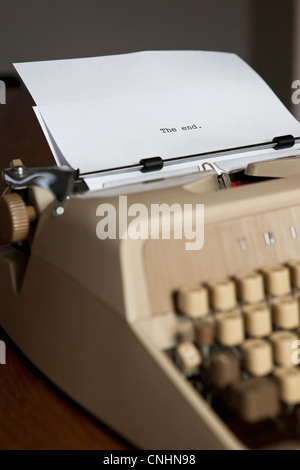 Alla fine su un foglio di carta in una macchina da scrivere Foto Stock