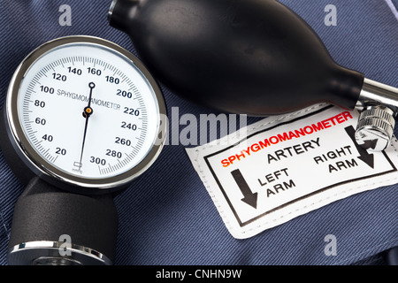 Foto di uno sfigmomanometro, il medico lo strumento utilizzato per misurare la pressione del sangue. Foto Stock