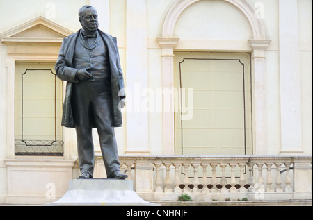 Padova, Italia : Piazza Cavour ( piazza Cavour) : la statua di Camillo Benso Conte di Cavour. Foto Stock