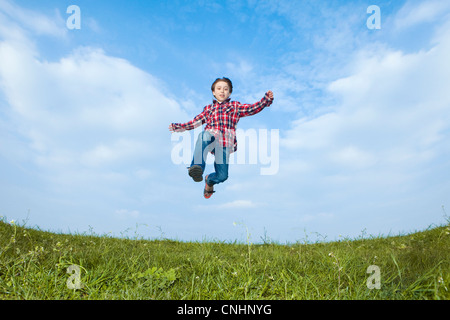 Un ragazzo del salto in aria Foto Stock