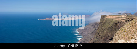 Vista di La Graciosa Island da scogliere di Lanzarote, Spagna Foto Stock