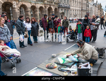 Marciapiede artista sul Royal Mile di Edimburgo Foto Stock