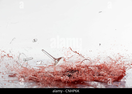 Bicchieri di vino rosso di frantumazione Foto Stock