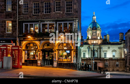 Scozia, Edimburgo - il famoso pub Deacon Brodies sul Royal Mile, scena di strada Foto Stock