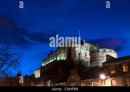 Il Castello di Edimburgo dal Grassmarket di notte Foto Stock