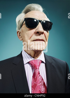 Un elegante uomo senior indossando occhiali da sole Foto Stock