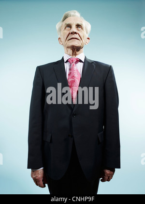 Un elegante uomo senior indossa una tuta e rosa paisley tie Foto Stock