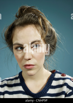 Una donna con una lacrima che corre lungo il suo volto Foto Stock