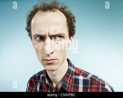 Un uomo che guarda con sospetto a lato Foto Stock