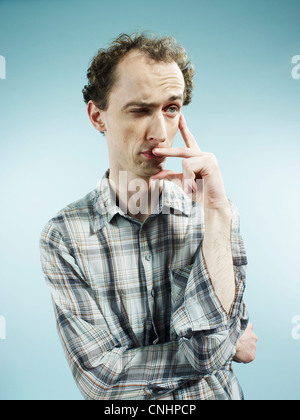 Un uomo con un espressione di incertezza, guardando lontano Foto Stock