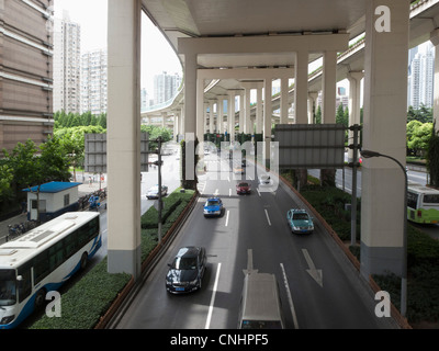 Più corsia di una strada a senso unico a Shanghai in Cina Foto Stock