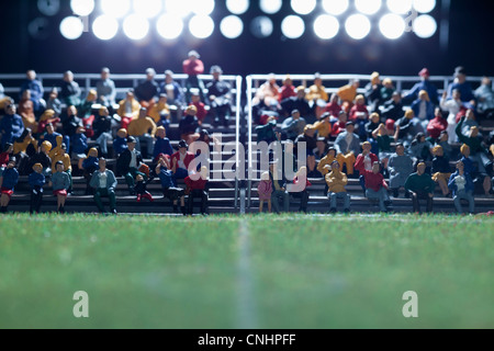 Il campo centrale di una miniatura del campo di calcio, spettatore figurine in background Foto Stock