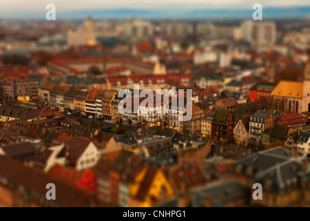 Tilt-shift di un abbondanza di edifici di appartamenti in un quartiere residenziale, Strasburgo, Francia Foto Stock