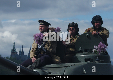 I soldati sovietici. Rievocazione parata militare a Praga, Repubblica Ceca. Foto Stock