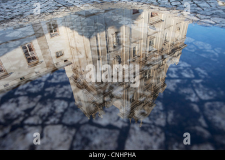 Acqua riflessione della nuova Cattedrale (Se Nova) a Coimbra, Portogallo Foto Stock