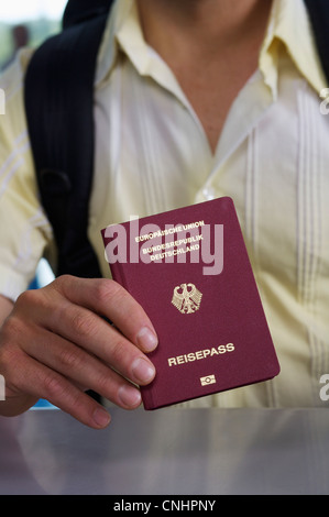 Dettaglio di un uomo in possesso di un passaporto tedesco Foto Stock