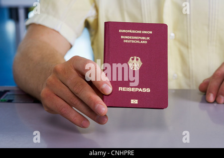 Dettaglio di un uomo in possesso di un passaporto tedesco Foto Stock