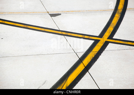 La segnaletica stradale orizzontale su un aereo pista Foto Stock