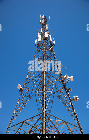 Una torre di comunicazioni a basso angolo di visione Foto Stock