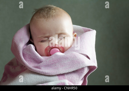 Baby girl avvolto in asciugamano Foto Stock