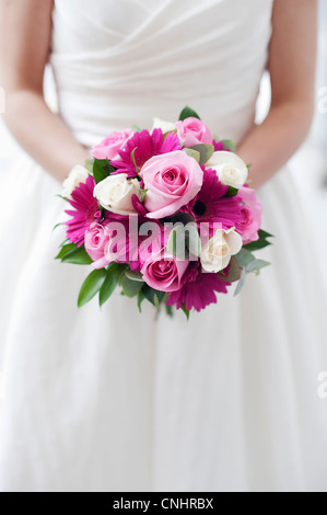 Immagine ritagliata della sposa azienda wedding bouquet di fiori a vita Foto Stock