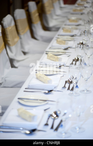 La prima colazione di nozze tavoli reception con candele, regali, favori e decorazioni per la sposa e lo sposo con il nome di posizionare le schede Foto Stock