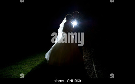 Silhouette della sposa e lo sposo baciare sul giorno di nozze Foto Stock