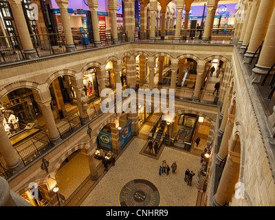 Interno della Magna Plaza shopping di lusso nel centro di Amsterdam, Paesi Bassi Foto Stock