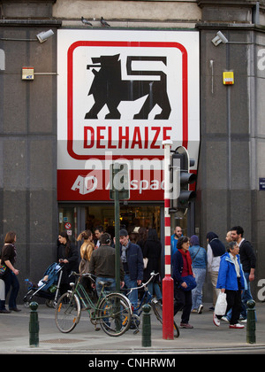 Delhaize supermercato entrata nel centro della città di Bruxelles, Belgio, con molte persone shopping Foto Stock