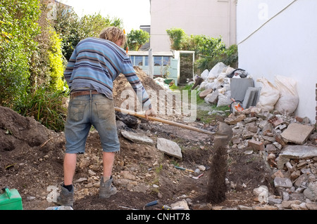 Muretti a secco in un giardino della Cornovaglia da un giovane Cornish builder Foto Stock