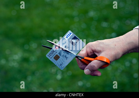 Tagliare le carte di credito per ridurre il debito. I nomi e i dettagli del conto prelevato in Photo-Shop per la sicurezza. Foto Stock