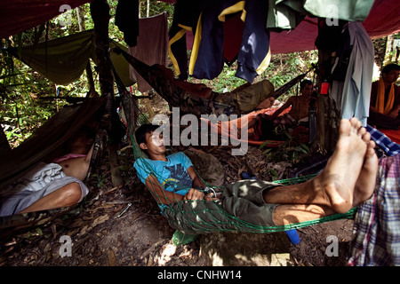 I cacciatori di riposo durante il giorno nel campo nella giungla vicino Gubir in Malesia Foto Stock