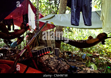 I cacciatori di riposo durante il giorno nel campo nella giungla vicino Gubir in Malesia Foto Stock