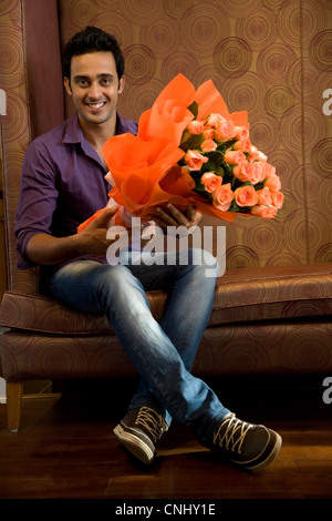 Ritratto di un uomo con un mazzo di fiori Foto Stock