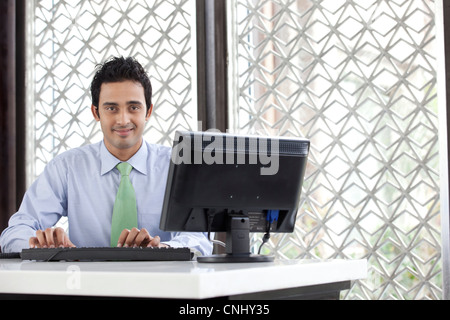 Dirigenti che lavorano su un computer Foto Stock