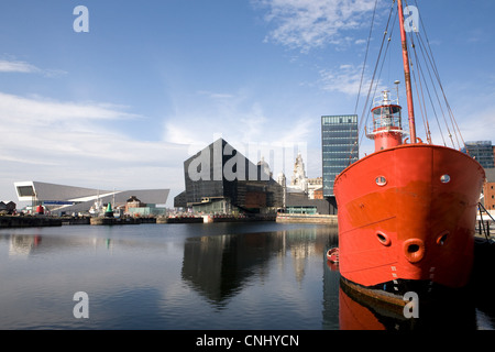Vista del lungomare verso Museum di Liverpool e il Royal Liver Building, Liverpool, Regno Unito Foto Stock