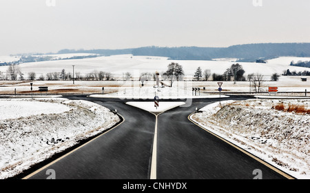 Strada e rotonda nella neve Foto Stock