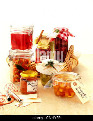 Tableau: diverse marmellate e gelatine / redwine sottaceto pere / verdure sottaceto Foto Stock