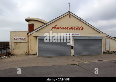 Declino della località balneare inglese in recessione, Jaywick Sands, Essex, chiuso il divertimento arcade. Foto Stock