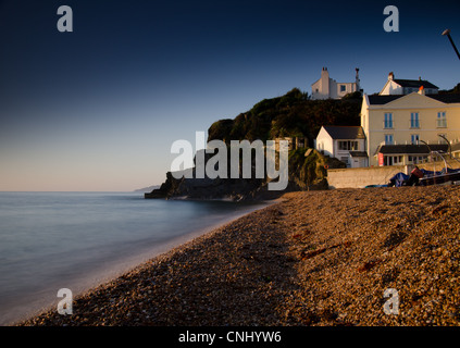 Slapton sands beach Torcross South Devon guardando verso gli appartamenti e punto di partenza il faro in distanza Foto Stock