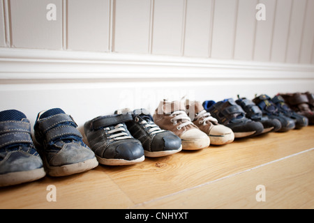 Vista dettagliata dei bambini che indossano scarpe da pattinaggio in  plastica blu in piedi su un tappetino morbido in gomma antiscivolo nello  spogliatoio di pattinaggio Foto stock - Alamy