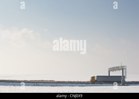 Carrello passante trhough un toll gate su una autostrada (movimento immagine sfocata; dai toni di colore immagine) Foto Stock