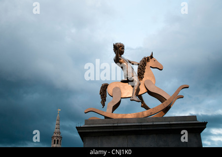 La scultura del bambino sul cavallo a dondolo sul quarto zoccolo in Trafalgar Square, London, Regno Unito Foto Stock