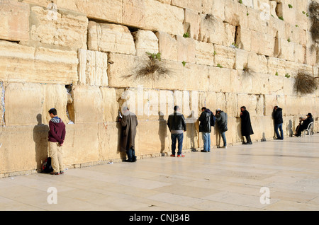 Gli uomini presso il Muro Occidentale, un ebreo sito Santo a Gerusalemme, Israele. Foto Stock