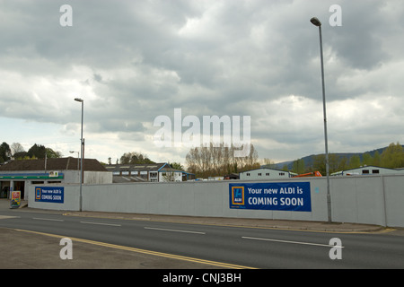 Sito della nuova Abergavenny supermercato Aldi store essendo costruito in Monmouth Road, Wales UK. Foto Stock